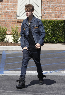09.06 | Justin Bieber chegando em um restaurante em LA