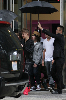 09.09 | Justin Bieber deixando seu hotel em Toronto