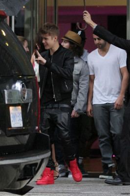 09.09 | Justin Bieber deixando seu hotel em Toronto