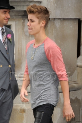 09.12 | Justin Bieber cumprimentando fãs em Londres