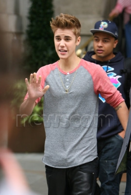 09.12 | Justin Bieber cumprimentando fãs em Londres