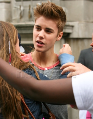 09.12 | Justin Bieber cumprimentando fãs em Londres