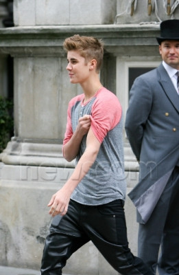 09.12 | Justin Bieber cumprimentando fãs em Londres