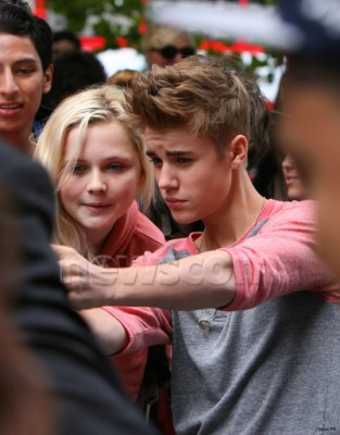 09.12 | Justin Bieber cumprimentando fãs em Londres