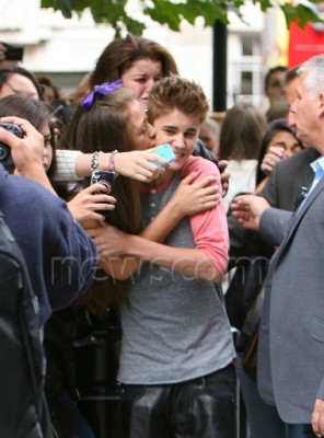 09.12 | Justin Bieber cumprimentando fãs em Londres