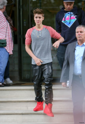 09.12 | Justin Bieber cumprimentando fãs em Londres