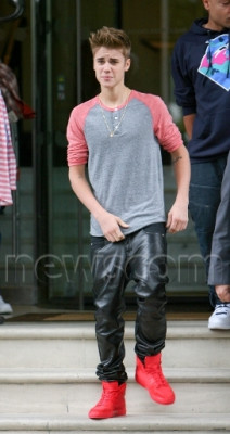 09.12 | Justin Bieber cumprimentando fãs em Londres