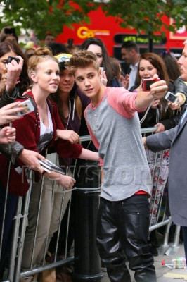 09.12 | Justin Bieber cumprimentando fãs em Londres