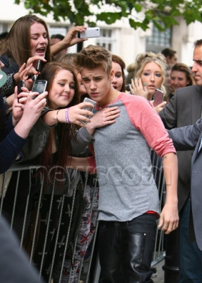 09.12 | Justin Bieber cumprimentando fãs em Londres