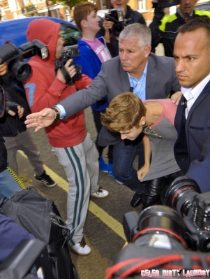 09.12 | Justin Bieber cumprimentando fãs em Londres