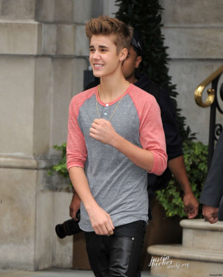 09.12 | Justin Bieber cumprimentando fãs em Londres