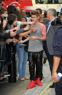 09.12 | Justin Bieber cumprimentando fãs em Londres
