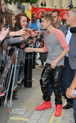 09.12 | Justin Bieber cumprimentando fãs em Londres