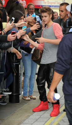 09.12 | Justin Bieber cumprimentando fãs em Londres