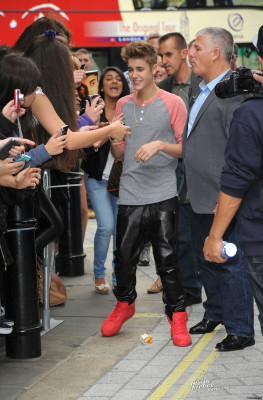 09.12 | Justin Bieber cumprimentando fãs em Londres