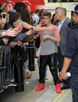 09.12 | Justin Bieber cumprimentando fãs em Londres