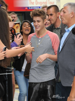 09.12 | Justin Bieber cumprimentando fãs em Londres