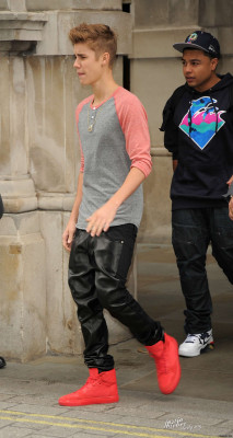 09.12 | Justin Bieber cumprimentando fãs em Londres