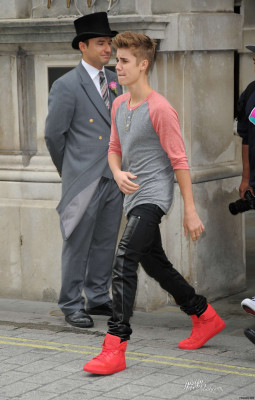09.12 | Justin Bieber cumprimentando fãs em Londres