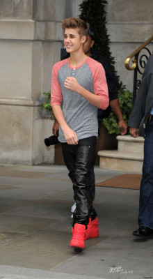 09.12 | Justin Bieber cumprimentando fãs em Londres