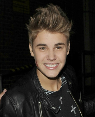 13.09 | Justin Bieber saindo dos estúdios do The Jonathan Ross Show em Londres