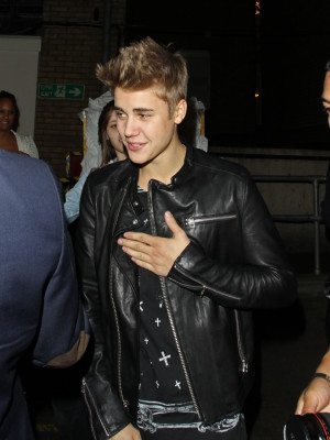 13.09 | Justin Bieber saindo dos estúdios do The Jonathan Ross Show em Londres