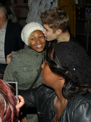 13.09 | Justin Bieber saindo dos estúdios do The Jonathan Ross Show em Londres