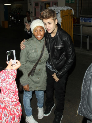 13.09 | Justin Bieber saindo dos estúdios do The Jonathan Ross Show em Londres