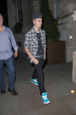 13.09 | Justin Bieber atendendo fãs em Londres
