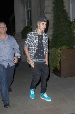 13.09 | Justin Bieber atendendo fãs em Londres
