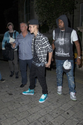 13.09 | Justin Bieber atendendo fãs em Londres