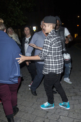 13.09 | Justin Bieber atendendo fãs em Londres