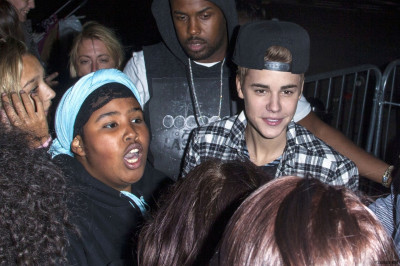 13.09 | Justin Bieber atendendo fãs em Londres