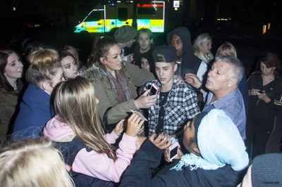 13.09 | Justin Bieber atendendo fãs em Londres
