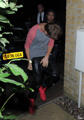 09.12 | Justin Bieber deixando seu hotel em Londres