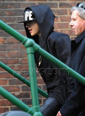 11.06 | Justin Bieber deixando ensaios do Victoria's Secret Fashion Show
