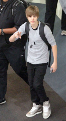 28.04 | Justin Bieber no aeroporto em Aukland