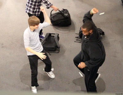 28.04 | Justin Bieber no aeroporto em Aukland