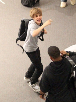 28.04 | Justin Bieber no aeroporto em Aukland