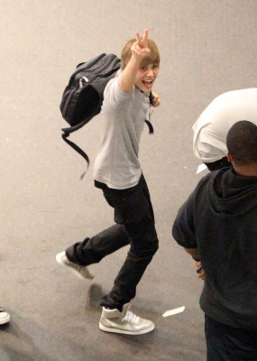 28.04 | Justin Bieber no aeroporto em Aukland
