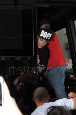 11.12 | Justin Bieber cumprimentando fãs em Nova York