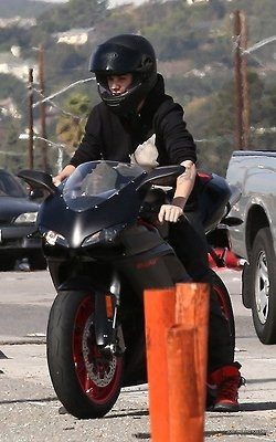 14.11 | Justin Bieber dirigindo sua moto em Los Angeles
