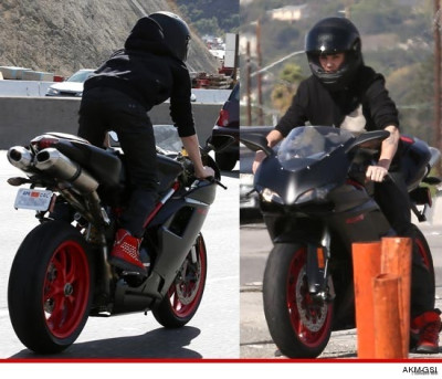14.11 | Justin Bieber dirigindo sua moto em Los Angeles