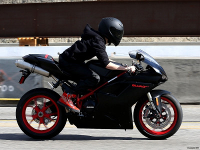 14.11 | Justin Bieber dirigindo sua moto em Los Angeles