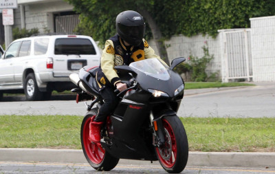 15.11 | Justin Bieber com sua moto em Los Angeles