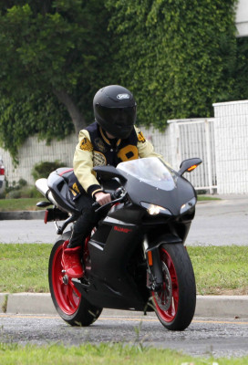 15.11 | Justin Bieber com sua moto em Los Angeles