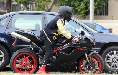 15.11 | Justin Bieber com sua moto em Los Angeles