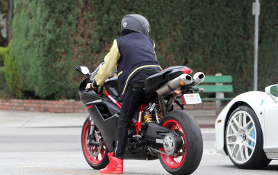15.11 | Justin Bieber com sua moto em Los Angeles