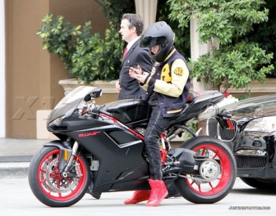 15.11 | Justin Bieber com sua moto em Los Angeles