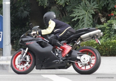 15.11 | Justin Bieber com sua moto em Los Angeles